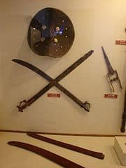 Conjunto de dagas y escudo