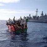 Buque de guerra vigila a una posible embarcación pirata en Somalia